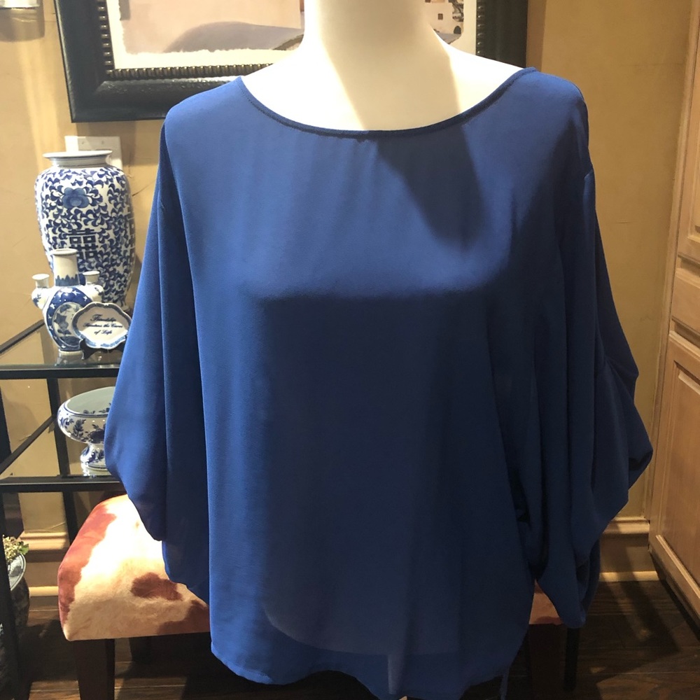 Cute blue top in size small. Runs more like medium